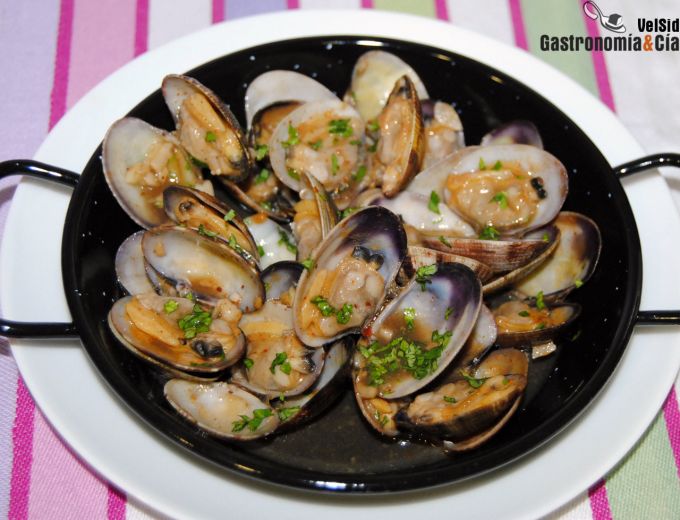 Spicy clams with mushroom broth