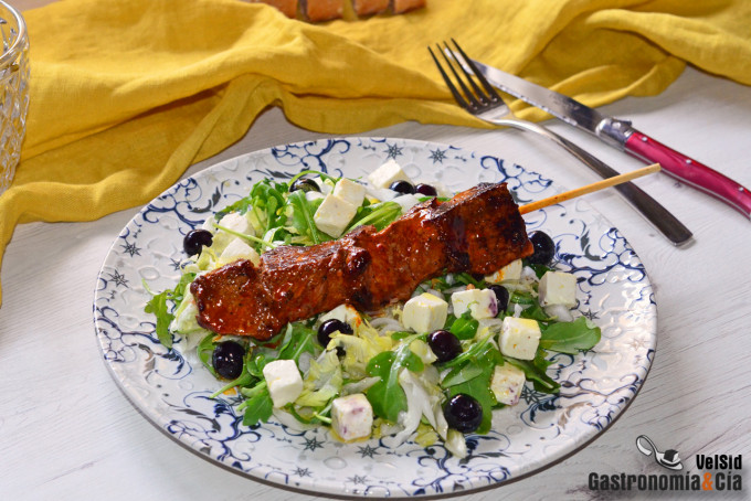 Brochettes de veau avec salade de roquette, feta et ará