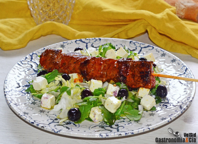 Brochettes de veau avec salade de roquette, feta et ará