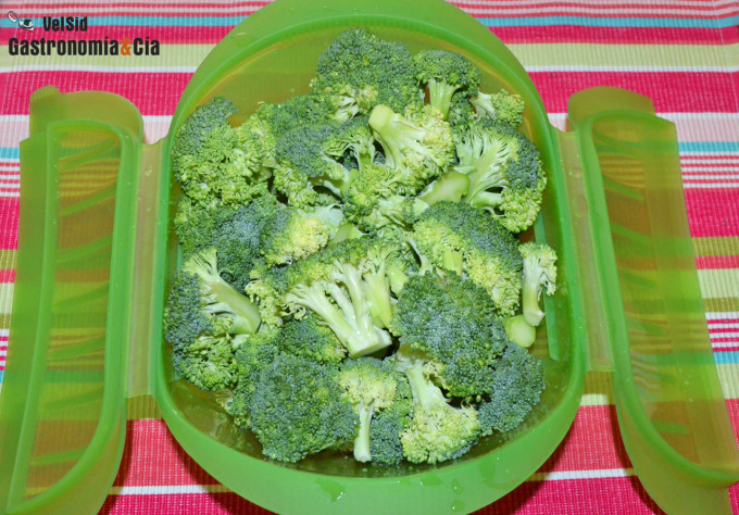 Cómo hacer brócoli al vapor en el microondas