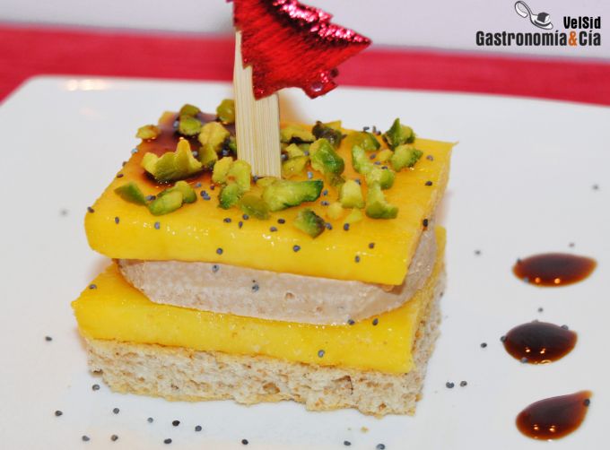 Canapé de foie gras, mango y pistachos