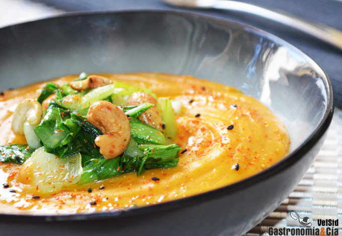 Crema de boniato al curry verde con pak choi