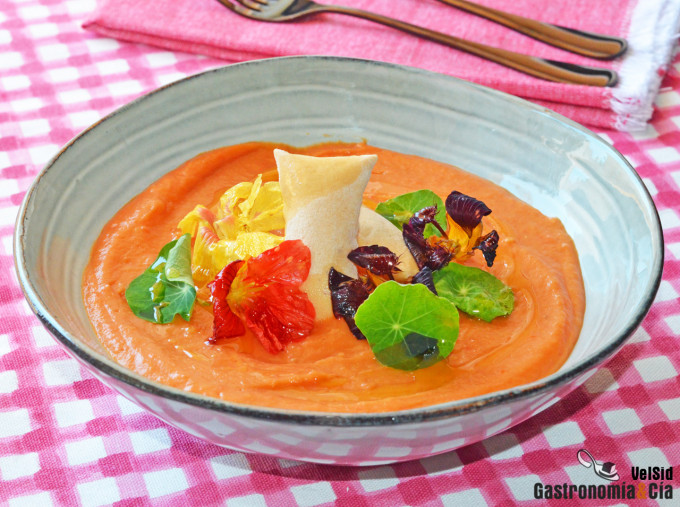 Crème de tomates froide et légumes rôtis