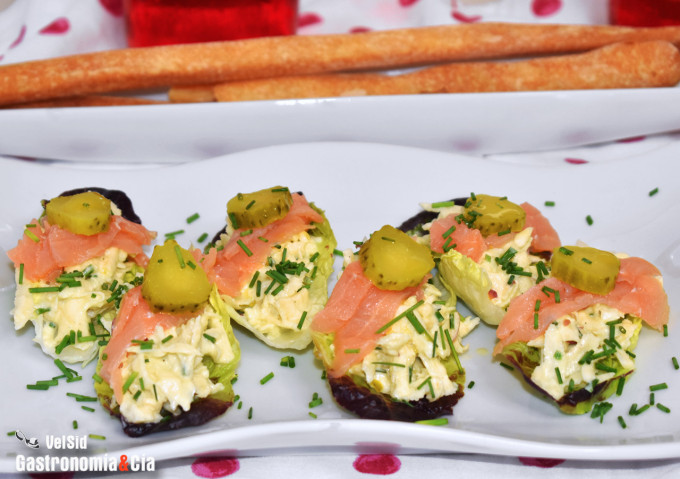 Coeurs de laitue avec salade de céleri-rave et saumon