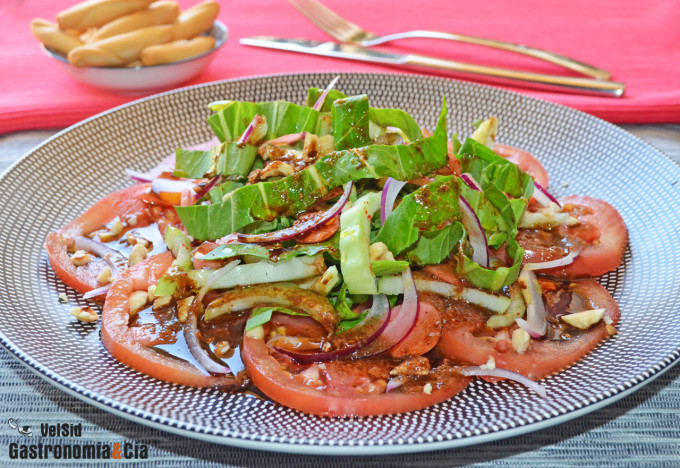Salade de tomates roses et Pak Choi avec vinaigrette Ter