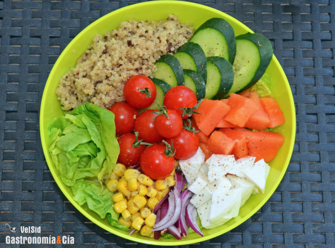 Salade de quinoa et papaye avec vinaigrette teriyaki et