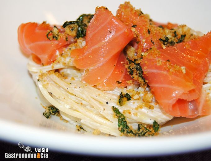 Espaguetis con salmón ahumado y pangrattato de espinaca