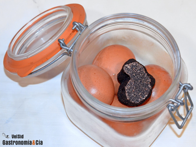 Cómo aromatizar huevos con trufa negra (Tuber melanospo