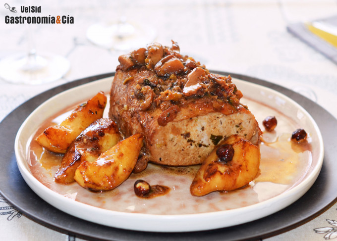 Pork loin casserole with pears and hazelnuts, a r