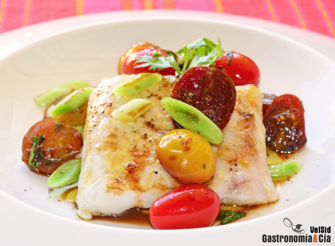 Hake with tomatoes marinated in soy