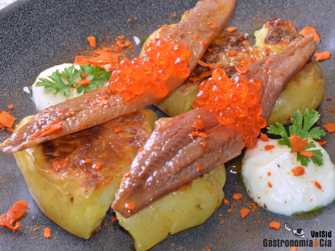 Patatas con salsa toum y sardinas anchoadas