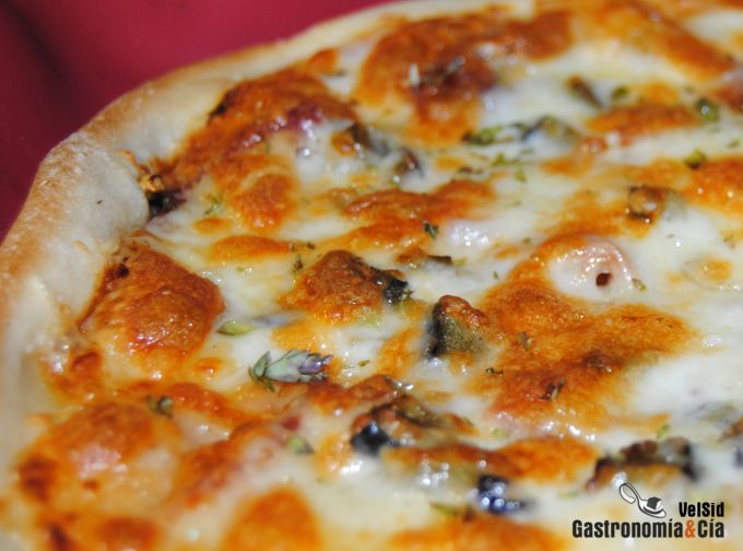 Pizza jambon ibérique, aubergine et chèvre