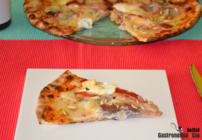 Pizza con setas, queso fresco, jamón ibérico y trufa