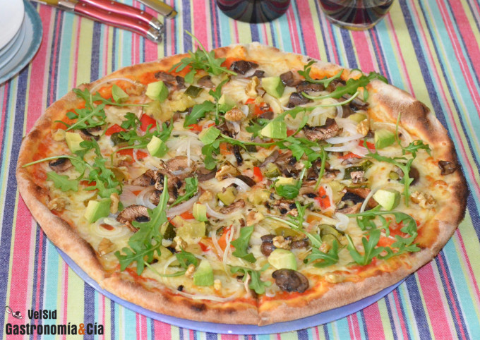 Pizza vegetariana con aguacate y nueces
