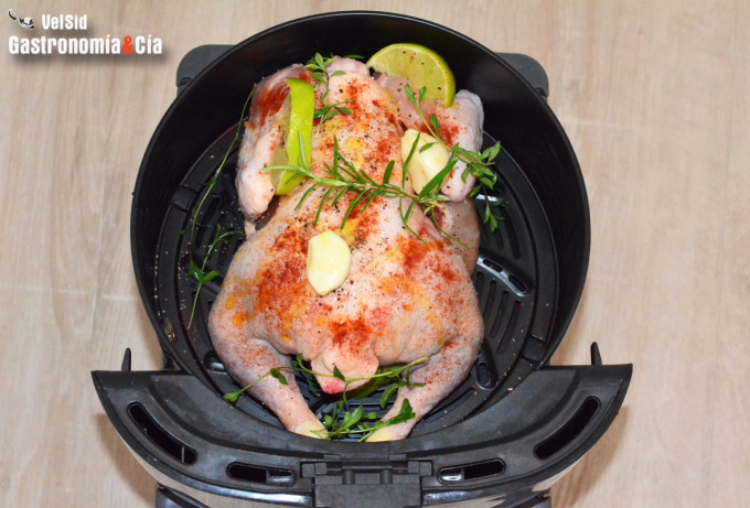 Roasted chicken with lime and aromatic herbs