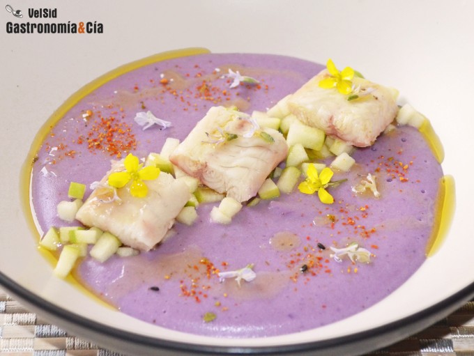 Puré de patata violeta con anguila ahumada
