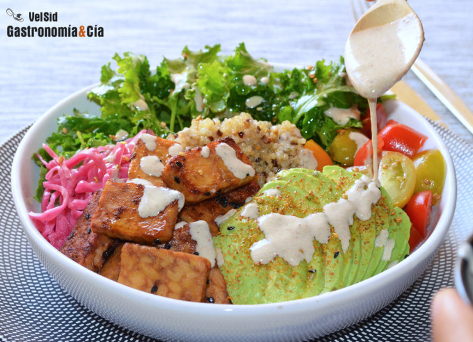 Ensalada de quinoa, tempeh, aguacate y brotes de kale