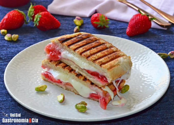 Sandwich aux fraises et au fromage grillé