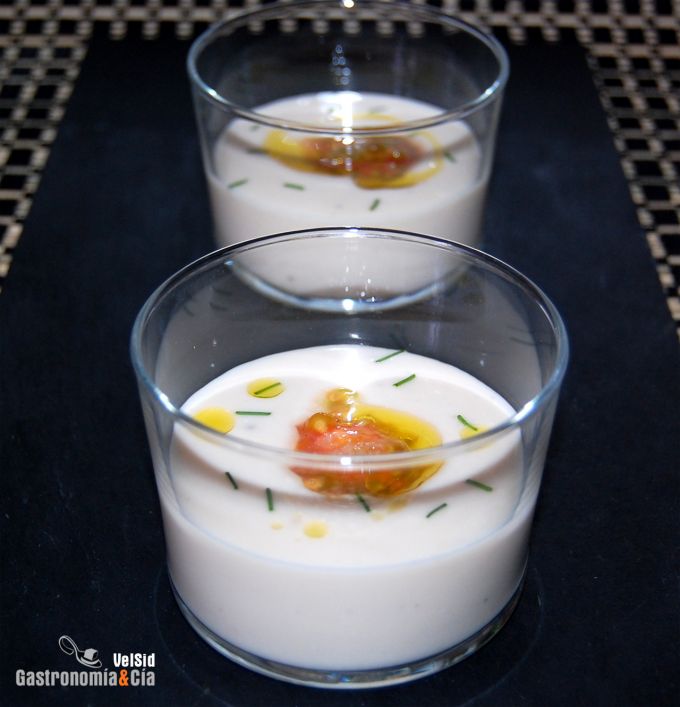 Soupe froide de haricots blancs au caviar de tomates