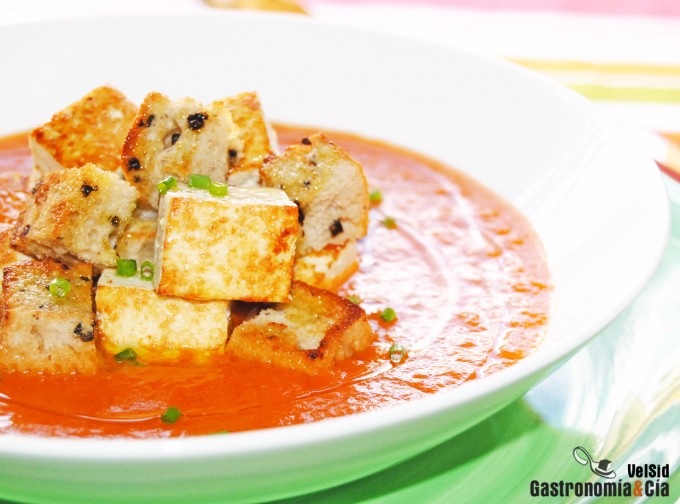 Sopa de tomate con tofu y picatostes