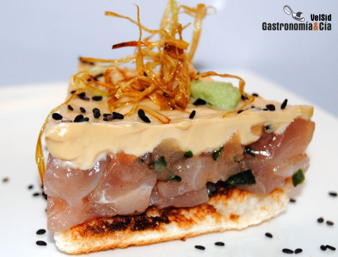 Tartar de atún con mayonesa de sésamo