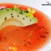 Aguacate con sopa de tomate, lima y sal negra