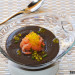 Crema de almendra y ajo negro con salmón ahumado y cavi