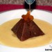 Pirámide de chocolate con sopa de naranja y jengibre