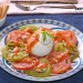 Burrata con tomate verde a la parrilla y salsa romesco