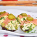 Coeurs de laitue avec salade de céleri-rave et saumon