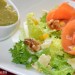 Ensalada de escarola, salmón y guacamole