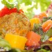 Ensalada de salmón y mango con muffin de zanahoria 