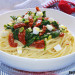 Espaguetis con espinacas y tomates secos