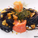 Espaguetis negros con migas de anchoa y salmón ahumado