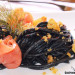 Espaguetis negros con migas de anchoa y salmón ahumado