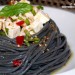 Espaguetis negros con quesos aromatizados
