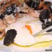 Huevo poché con champiñones, trufa negra y parmesano