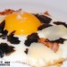 Huevo a la plancha con trufa negra, bacon y parmesano