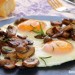Huevos a la plancha con portobello al romero
