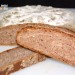 Pan de centeno con cebolla confitada y nueces