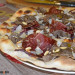 Pizza de champiñones, cecina y trufa