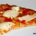 Pizza con queso de cabra y pimientos confitados