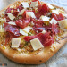 Pizza de verduras (sin tomate), aguacate y jamón ibéric