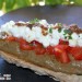 Tosta de berenjena, tomate, cottage y aceite de anchoa
