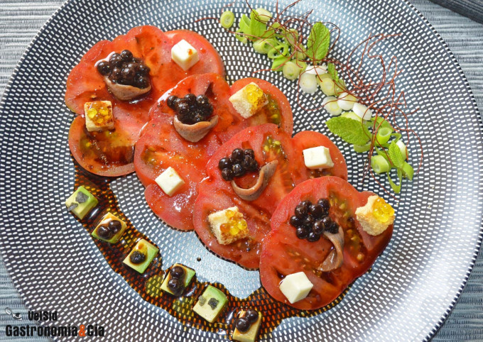 Ensalada de tomate con anchoa, aguacate y vinagreta ter