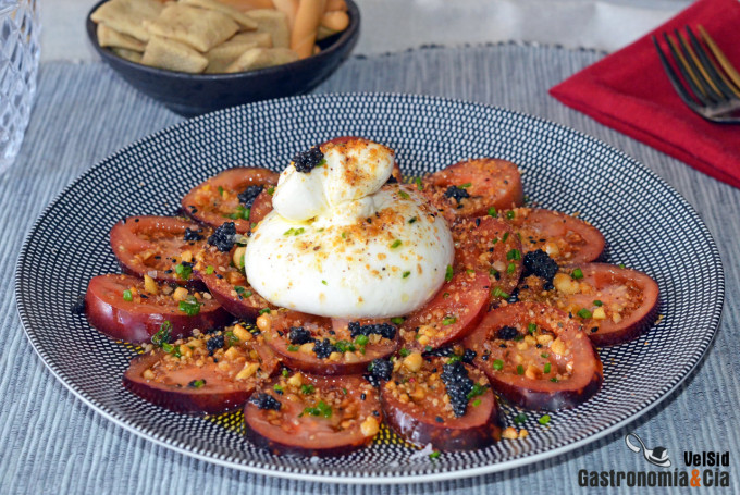Receta de ensalada de tomate, burrata, huevas de arenque y dukkah de avellanas | Gastronomía & Cía