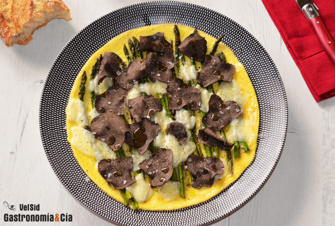 Omelette ouverte aux asperges, fromage et truffe noire