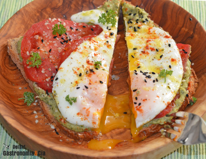Tostada de hummus de kale con tomate y huevo a la planc
