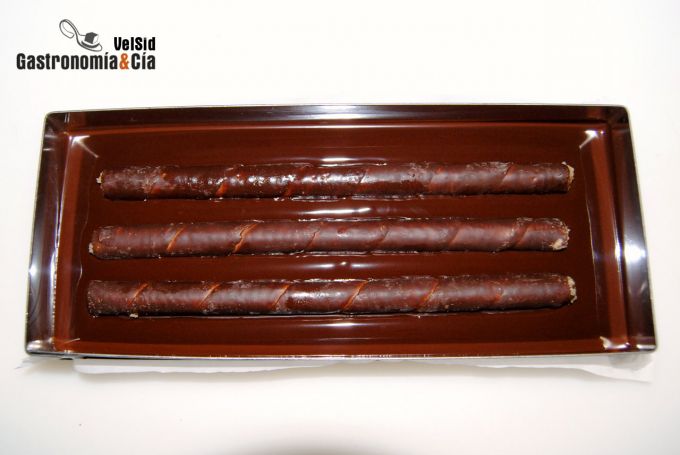 Turrón de chocolate relleno de barquillos y praliné