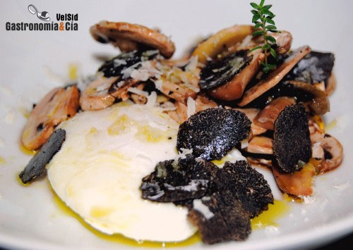 Huevo poché con champiñones, trufa negra y parmesano | Gastronomía & Cía